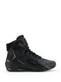 Alpinestars Faster-4 Drystar® skor, svarta och Cool Gray motorcykelskor, high-top-design med snörning och kardborrerem vid ankeln, med Drystar vattentät märkning och Alpinestars stjärnlogotyp, slimmad sportig profil för landsvägskörning