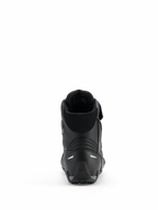Alpinestars Faster-4 Drystar® skor, motorcykelskor, Black Cool Gray, vy bakifrån som visar förstärkt häl, vadderad krage och reflekterande detaljer, vattentät mikrofiberkonstruktion för sportkörning