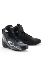 Alpinestars Faster-4 Drystar® skor, motorcykelskor, svarta, 'cool gray' och vita, smidig design med vit Astars-logotyp, snörning och kardborreband vid ankeln, vattentät Drystar-teknologi och förstärkta paneler för skydd vid sportkörning.