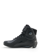 Alpinestars Faster-4 Drystar® skor, motorcykelskor, svart cool grå vit, sidoprofil som visar vattentät konstruktion, snörning med kardborreband och integrerat ankelskydd.