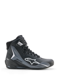 Alpinestars Faster-4 Drystar-skor, motorcykelskor, svarta med grå och vita detaljer, sidoprofilvy som visar vit Astars-logotyp, hög design med förstärkta skyddspaneler, snörning med ankelrem, modern sportig stil