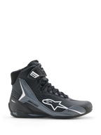 Alpinestars Faster-4 Drystar-skor, motorcykelskor, svarta med grå och vita detaljer, sidoprofilvy som visar vit Astars-logotyp, hög design med förstärkta skyddspaneler, snörning med ankelrem, modern sportig stil