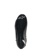 Alpinestars Faster-4 Drystar-skor, motorcykelskor, svarta, vy av sulan som visar förstärkt yttersula i gummi med texturerat grepp, vit stjärnlogotyp vid tån och Alpinestars-logotyp, designad för stabilitet och grepp på fotpinnarna.