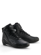 Alpinestars Stella Faster-4 Drystar® skor, vattentäta motorcykelskor för damer, svarta och silverfärgade, ovandel i mikrofiber med snörning och ankelrem, skyddande TPU-förstärkningar och Alpinestars-logotyp.