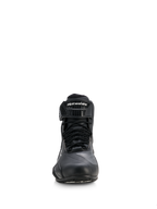 Alpinestars Stella Faster-4 Drystar® skor för dam, motorcykelskor, svarta med silverdetaljer, vy framifrån som visar snörning och märkt kardborreband vid ankeln, stilren vattentät design för sport- och landsvägskörning