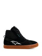 Alpinestars Stated Waterproof-skor, svarta höga motorcykelsneakers, konstruktion i mocka och stickat material, vit Alpinestars-logotyp, spräcklig brun vulkaniserad gummisula, urbana mc-skor, modern skate-inspirerad design