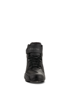 Alpinestars Faster-3 Drystar® körskor, Black Cool Gray, vy framifrån som visar snörning och kardborreband vid ankeln, vattentäta motorcykelskor i mikrofiber.