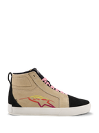 Alpinestars Ride-63 Canvas Shoes, höga sneakers, beige och svart, rosa skosnören, vit sula, flerfärgad stjärnlogotyp i rött och gult, mockaliknande textur, avslappnade motorsportinspirerade skor