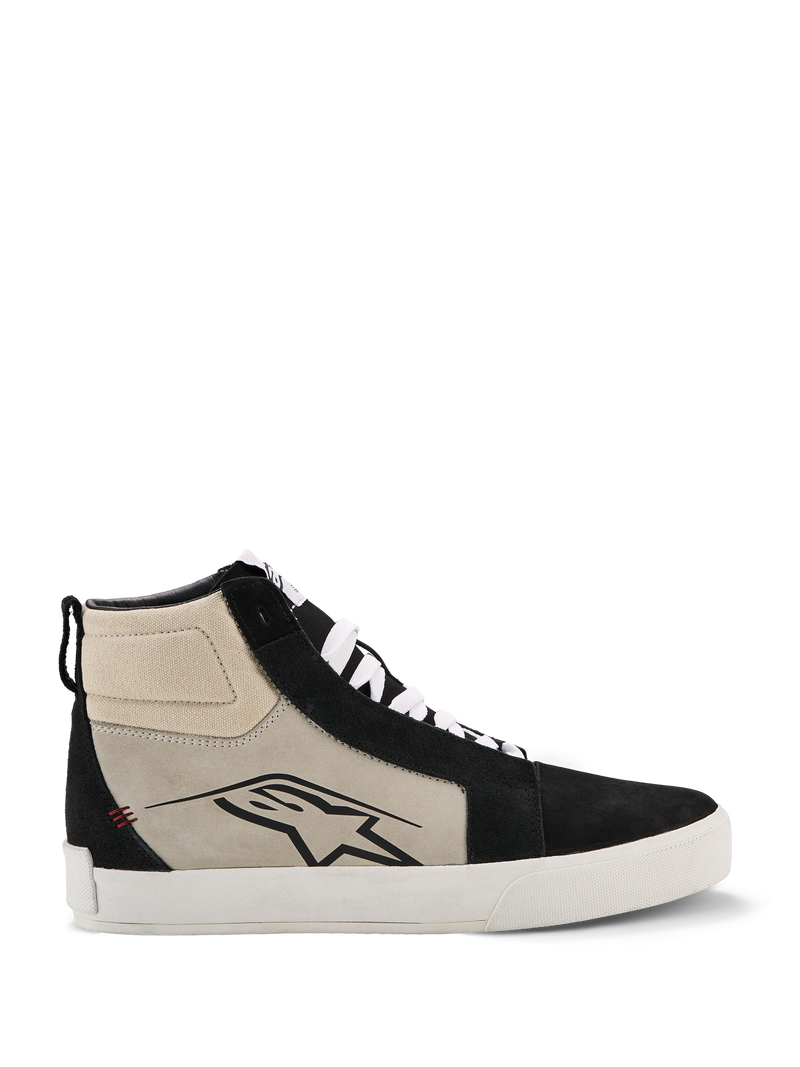 Alpinestars Ride-63 läderskor, höga motorcykelsneakers, svarta, coolgrå och vita, sidoprofil med svart A-star-logotyp, vit vulkaniserad sula, mockaförstärkningar, vita skosnören, urban casual motorsportskor