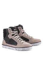 Alpinestars J-6 Waterproof-sko, motorcykelskor, Black Flint och vit, high-top sneaker-design med nött vit sula, ovandel i mocka och läder med stjärnlogotyp och vattentät tagg, urbana körskor
