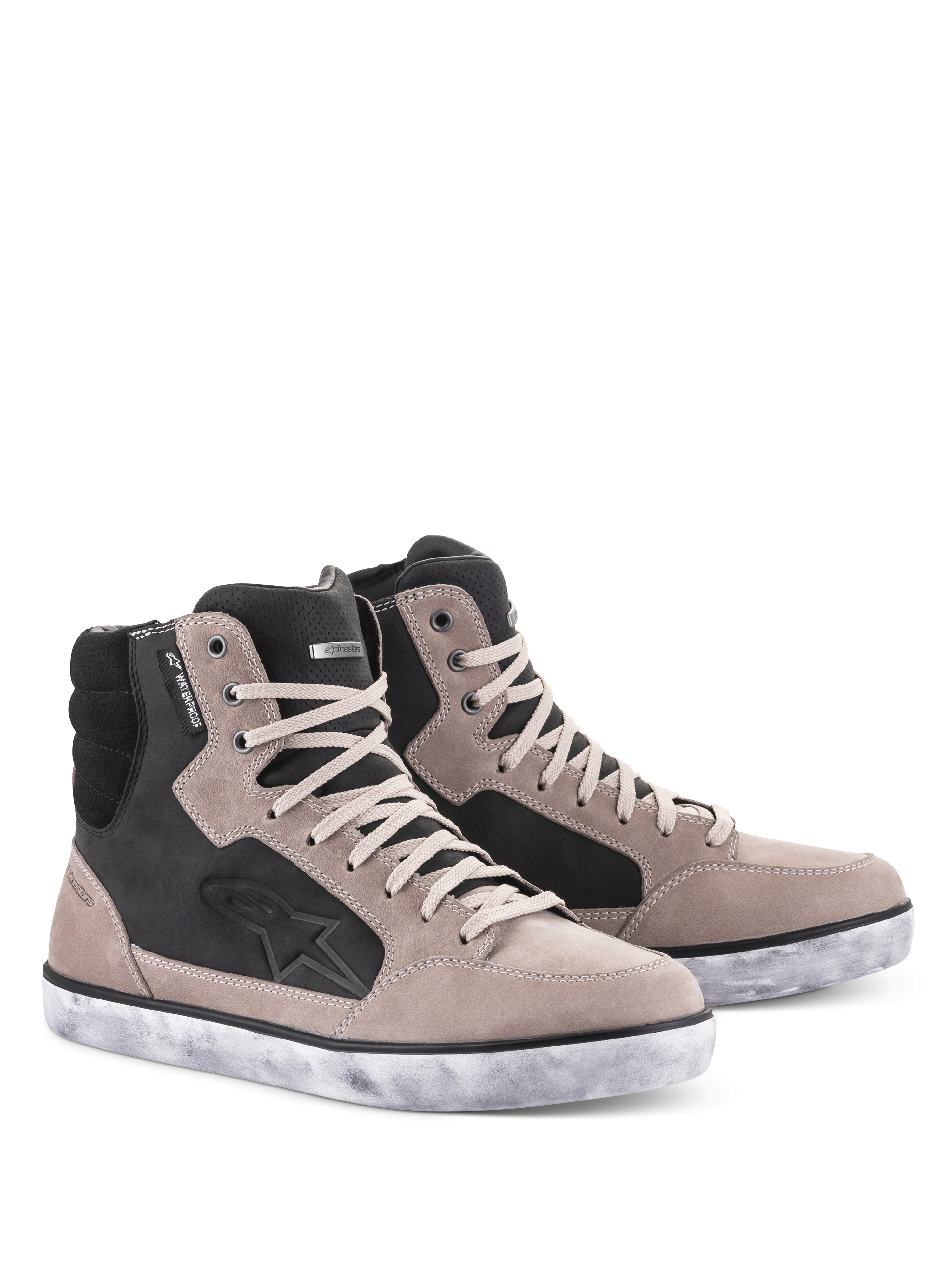 Alpinestars J-6 Waterproof-sko, motorcykelskor, Black Flint och vit, high-top sneaker-design med nött vit sula, ovandel i mocka och läder med stjärnlogotyp och vattentät tagg, urbana körskor