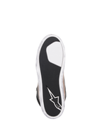 Alpinestars J-6 Waterproof Shoe, motorcykelsko, Black Flint White, vy underifrån av yttersulan med texturerat svart gummi för grepp, vit Alpinestars-stjärnlogotyp på hälen och slitna vita kanter