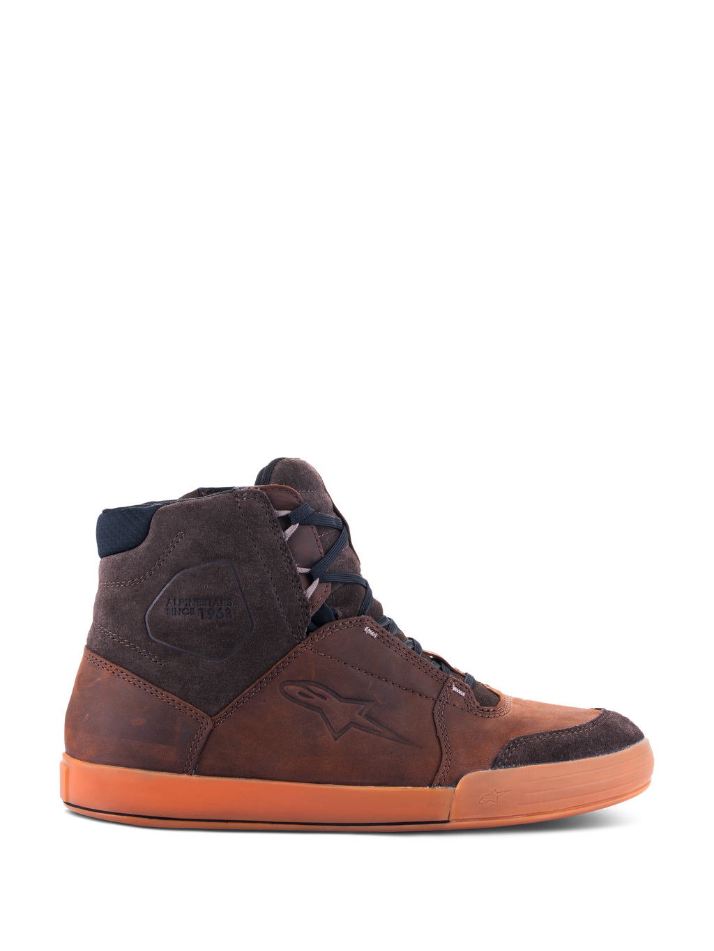 Alpinestars Chrome Crafted Drystar®-skor, höga sneakers för urban MC-körning i Brown Gum, sidovy som visar vattentät läderkonstruktion, mörkbruna mockadetaljer och en utmärkande orange gummisula.