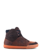 Alpinestars Chrome Crafted Drystar®-skor, höga sneakers för urban MC-körning i Brown Gum, sidovy som visar vattentät läderkonstruktion, mörkbruna mockadetaljer och en utmärkande orange gummisula.