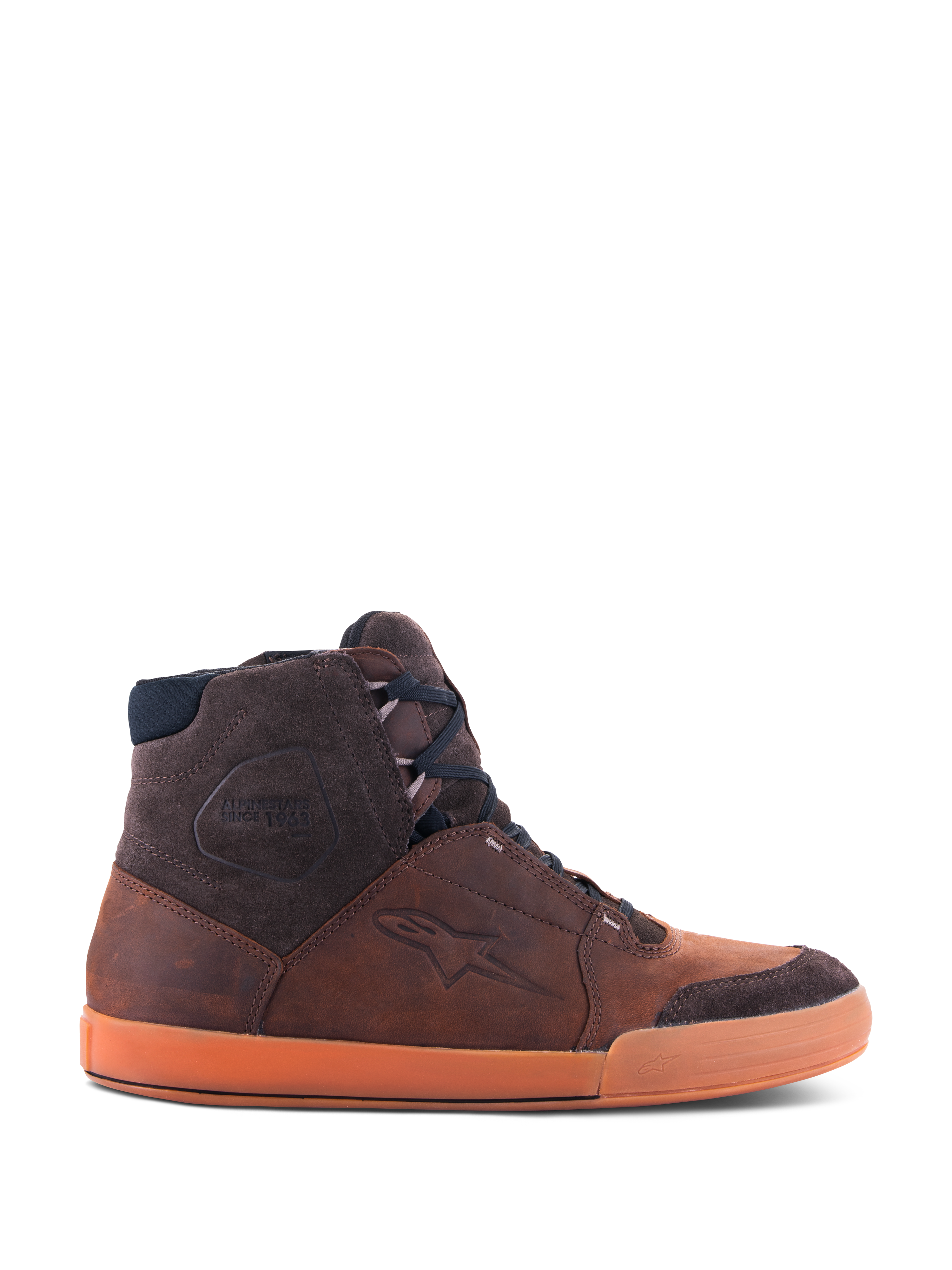 Alpinestars Chrome Crafted Drystar®-skor, höga sneakers för urban MC-körning i Brown Gum, sidovy som visar vattentät läderkonstruktion, mörkbruna mockadetaljer och en utmärkande orange gummisula.