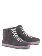 Alpinestars J-6 Vattentäta damskor, MC-skor, ljusgrå med fuchsia-detaljer, hög sneaker-design, ovandel i mocka och läder, vita skosnören, rosa kant på sulan och öljetterna, urban motorcykelutrustning