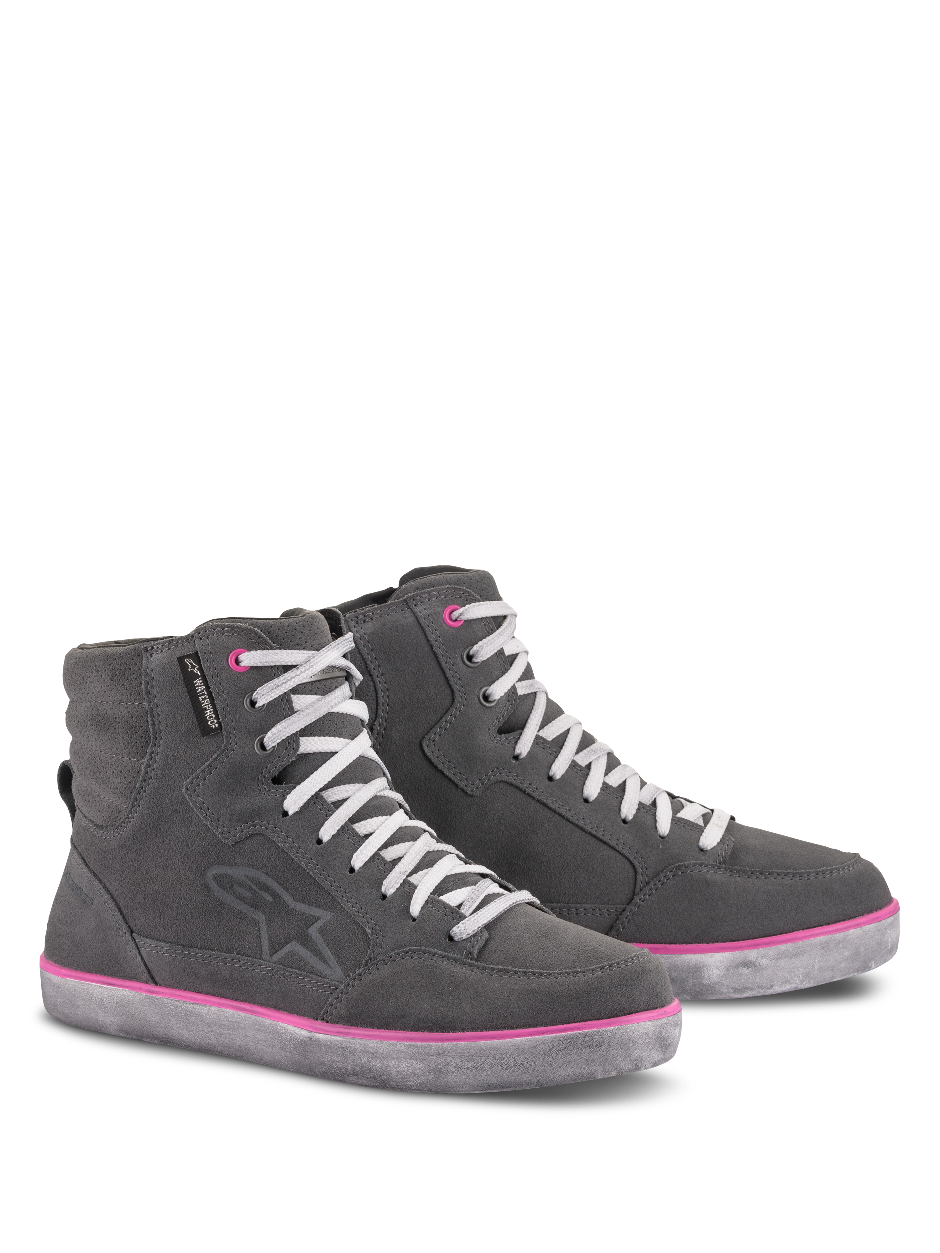 Alpinestars J-6 Vattentäta damskor, MC-skor, ljusgrå med fuchsia-detaljer, hög sneaker-design, ovandel i mocka och läder, vita skosnören, rosa kant på sulan och öljetterna, urban motorcykelutrustning