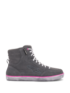 Alpinestars J-6 Waterproof motorcykelskor för damer, grå och fuchsia, high-top sneaker-design med grå ovandel i mocka, vita skosnören och en klarrosa accentlinje ovanför den slitna gummisulan.