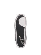 Alpinestars J-6 Waterproof damskor, vy av yttersula, svart texturerad gummisula med vit insats och Alpinestars stjärnlogotyp på hälen, silvergrå kant, slitstark greppdesign