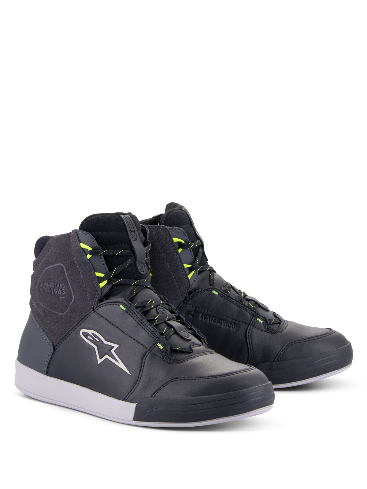Alpinestars Chrome Drystar® skor, urbana motorcykelskor, svarta, mörkgrå och neongula, high-top-modell i premiumläder och mocka, vit Alpinestars-logotyp och neongula snörningsöglor, avslappnade skyddsskor i street-stil