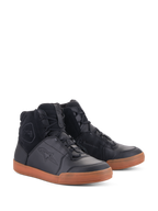Alpinestars Chrome Drystar®-skor, urbana vattentäta motorcykelskor, ovandel i svart läder och mocka med gummifärgad sula, high-top sneakerdesign, avslappnad körutrustning med skyddande egenskaper