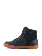 Alpinestars Chrome Drystar®-skor, Black Black Gum, urban motorcykelsko med ovandel i svart läder och mocka, hög sneakerprofil, gummifärgad gummisula och dragkedja på sidan