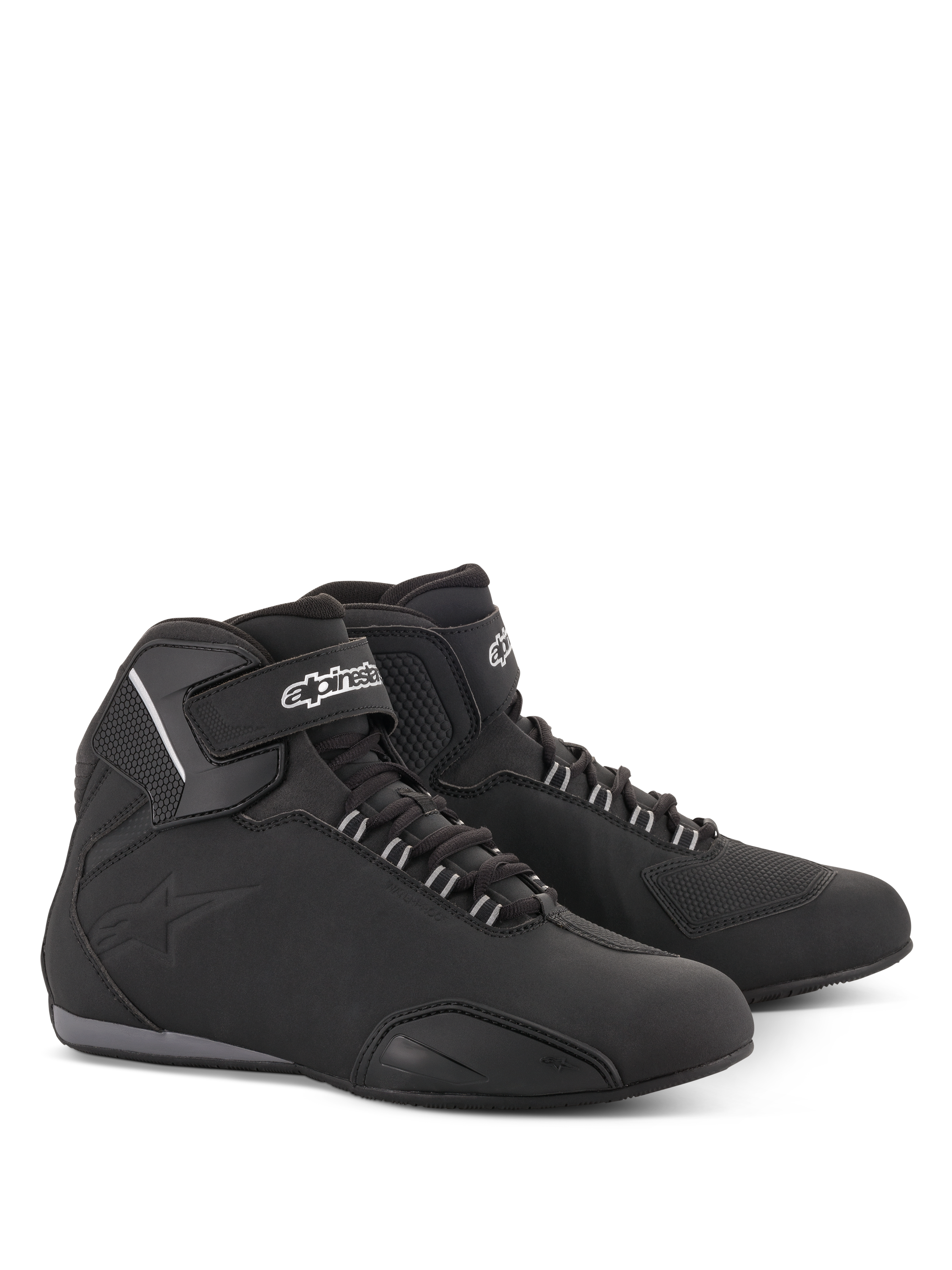 Alpinestars Sektor Waterproof-skor, motorcykelskor, svarta, halvhög siluett med snörning och kardborreband vid vristen, vit Alpinestars-logotyp, lätt mikrofiberkonstruktion med förstärkta paneler och gummisula