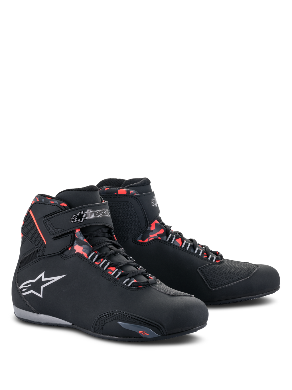 Alpinestars Sektor Waterproof-skor, motorcykelskor, svarta, mörkgrå och röd fluo, med en vit Alpinestars-logotyp, hög profil med snörning och kardborreband, smidig vattentät design för vägkörning