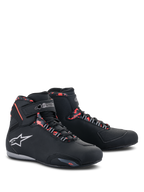 Alpinestars Sektor Waterproof-skor, motorcykelskor, svarta, mörkgrå och röd fluo, med en vit Alpinestars-logotyp, hög profil med snörning och kardborreband, smidig vattentät design för vägkörning