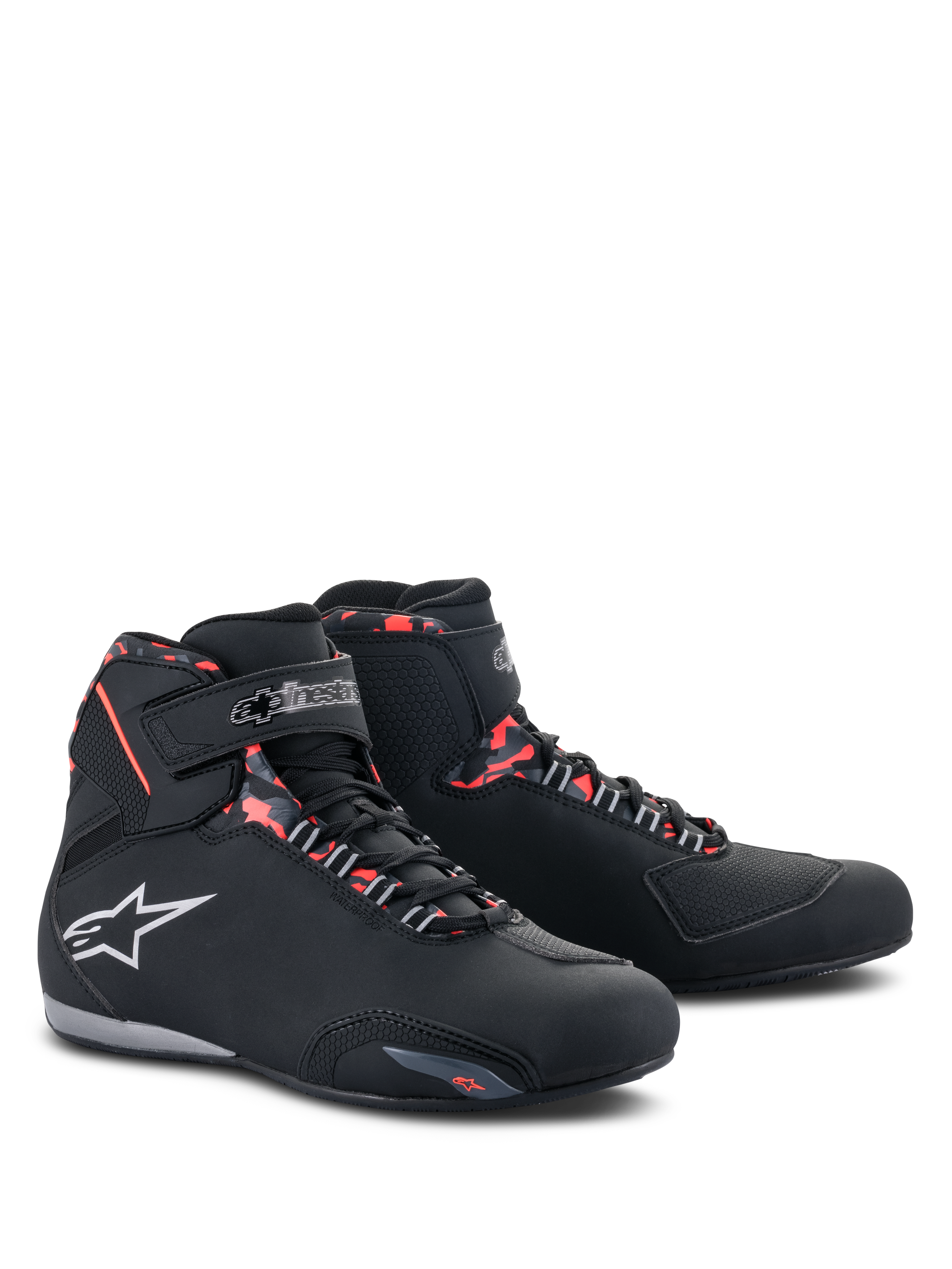 Alpinestars Sektor Waterproof-skor, motorcykelskor, svarta, mörkgrå och röd fluo, med en vit Alpinestars-logotyp, hög profil med snörning och kardborreband, smidig vattentät design för vägkörning
