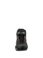 Alpinestars Sektor Waterproof-skor, motorcykelskor, svart, mörkgrå och neonröd, vy framifrån som visar chassi i svart mikrofiber, snörning med vristrem med kardborreband och logotyp, samt neonröda detaljer vid öljetterna.