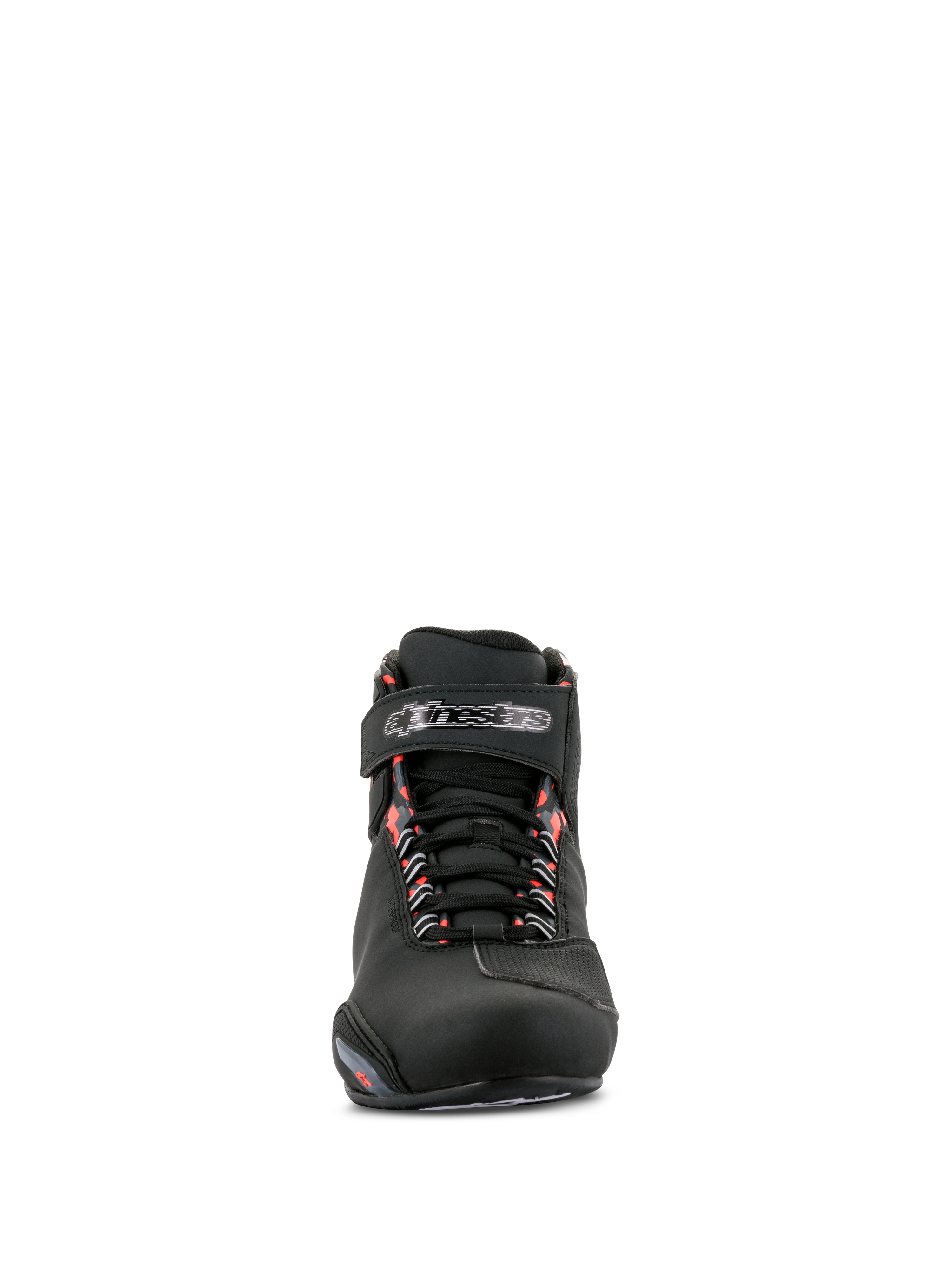 Alpinestars Sektor Waterproof-skor, motorcykelskor, svart, mörkgrå och neonröd, vy framifrån som visar chassi i svart mikrofiber, snörning med vristrem med kardborreband och logotyp, samt neonröda detaljer vid öljetterna.