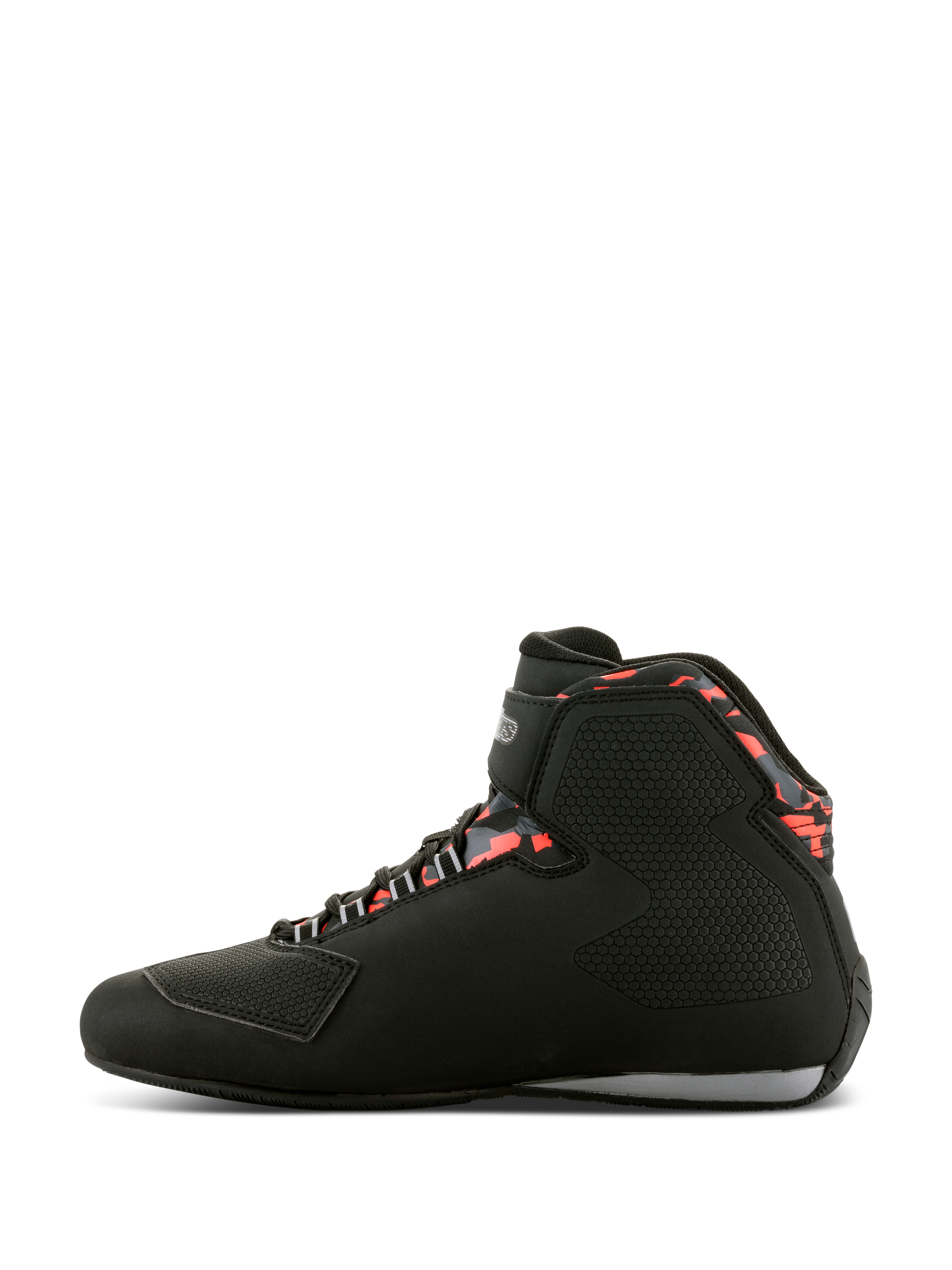 Alpinestars Sektor Waterproof-skor, motorcykelskor, svarta, mörkgrå och fluoröda, sidoprofilvy med high-top-design, kardborreband vid vristen, förstärkt växlingsplatta vid tån och mönstrade röda detaljer runt kragen