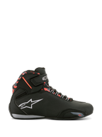 Alpinestars Sektor Waterproof-skor, motorcykelskor, svarta, mörkgrå och röd fluo, sidoprofil med snörning och kardborreband, vit logotyp och röda kamouflagemönstrade detaljer vid ankelkragen
