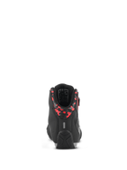 Alpinestars Sektor Waterproof Shoes, motorcykelskor, svarta, mörkgrå och neonröda, vy bakifrån som visar den mönstrade hälkragen, reflexflik och slitstark gummisula, lätt mikrofiberkonstruktion
