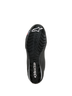 Alpinestars Sektor Waterproof-skor, vy av undersidan, svart gummisula med vågmönstrat mönster för vattenavrinning, vit Astars-logotyp och Alpinestars-varumärke, designad för grepp och stöd för motorcykelns fotpinnar