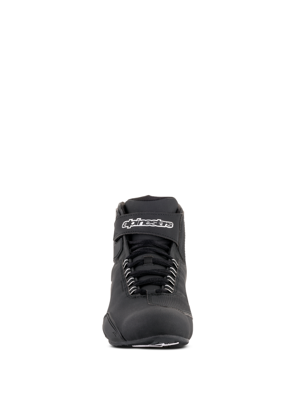 Alpinestars Sektor Waterproof-skor, svarta mc-skor, vy framifrån med svarta skosnören och ett kardborreband vid vristen med vit Alpinestars-logotyp, smidig mikrofiberdesign för motorcykelprestanda i alla väder
