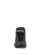 Alpinestars Sektor Waterproof-skor, svarta mc-skor, vy framifrån med svarta skosnören och ett kardborreband vid vristen med vit Alpinestars-logotyp, smidig mikrofiberdesign för motorcykelprestanda i alla väder