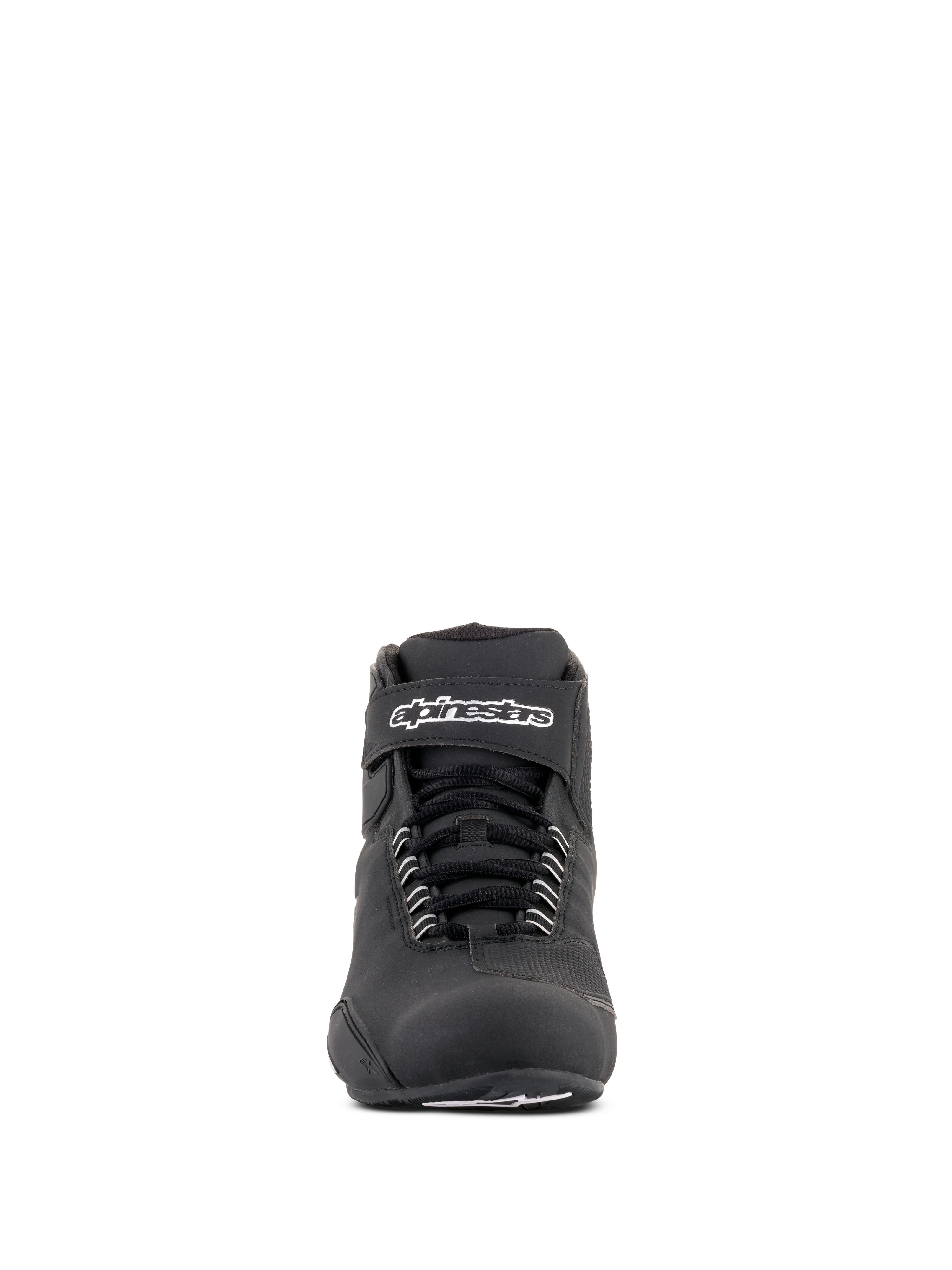 Alpinestars Sektor Waterproof-skor, svarta mc-skor, vy framifrån med svarta skosnören och ett kardborreband vid vristen med vit Alpinestars-logotyp, smidig mikrofiberdesign för motorcykelprestanda i alla väder