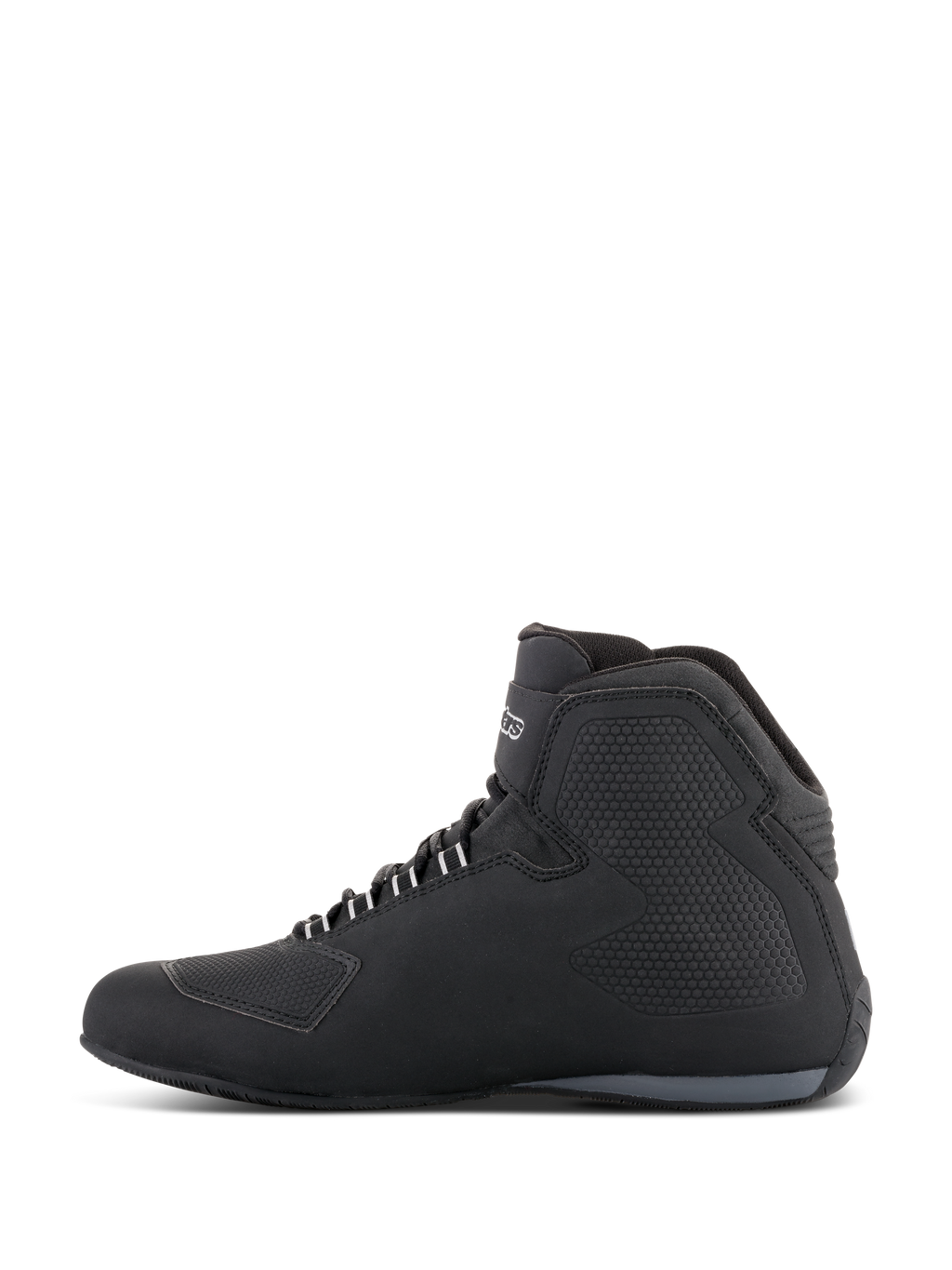 Alpinestars Sektor Waterproof Shoes, motorcykelskor, svarta, sidoprofilvy som visar en high-top-design med ovandel i mikrofiber, texturerade sidopaneler, vita snörhål och märkeslogotyp på ankeln.