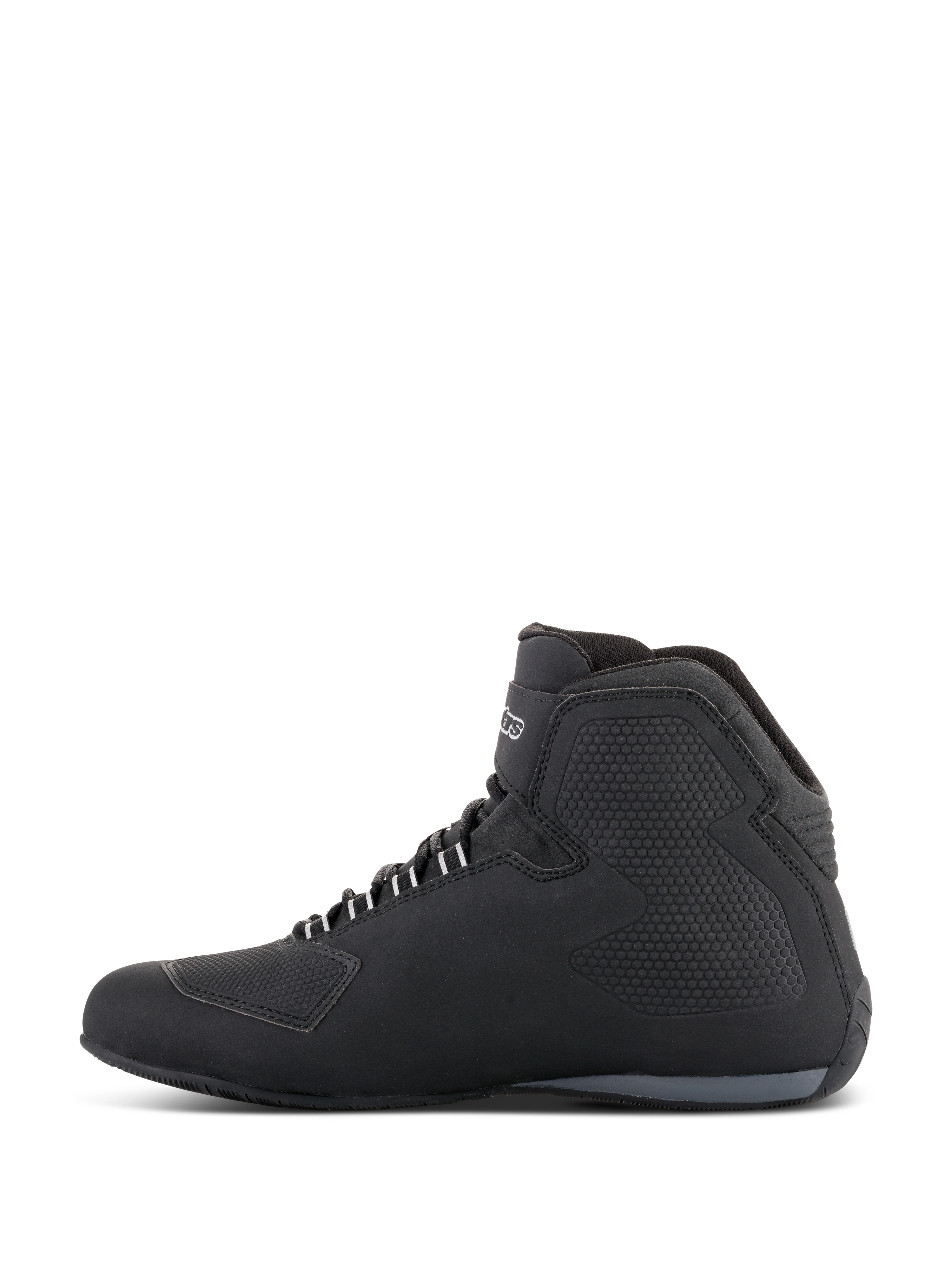 Alpinestars Sektor Waterproof Shoes, motorcykelskor, svarta, sidoprofilvy som visar en high-top-design med ovandel i mikrofiber, texturerade sidopaneler, vita snörhål och märkeslogotyp på ankeln.