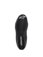 Alpinestars Sektor Waterproof-skor, svarta, vy av gummiblandningssulans undersida med ett specialutvecklat mönster för vattenavrinning och grepp, vit stjärnlogotyp och Alpinestars ordmärkeslogotyp.