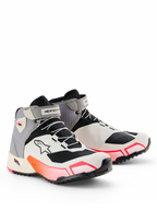 Alpinestars CR-X Drystar® mc-skor för dam, motorcykelskor, Vit Mellangrå Svart Diva Pink, smidig atletisk silhuett med livfulla rosa gradientdetaljer, kardborreband vid ankeln och Astar-logotyp på sidan, vattentäta skyddsskor för vägkörning