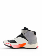 Alpinestars CR-X Dam Drystar® motorcykelskor i vitt, mellangrått, svart och Diva Pink, sidoprofil med en sportig design, vristrem och tjock sula, designade för heldagskomfort vid gång och skydd