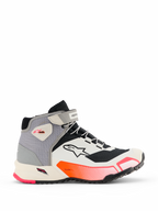 Alpinestars CR-X Women's Drystar ridingskor, mc-sneakers i mid-top-modell i vitt, mellangrått, svart och Diva Pink, sidovy som visar ankelrem, texturerad gummisula och sportig design för stadspendling.