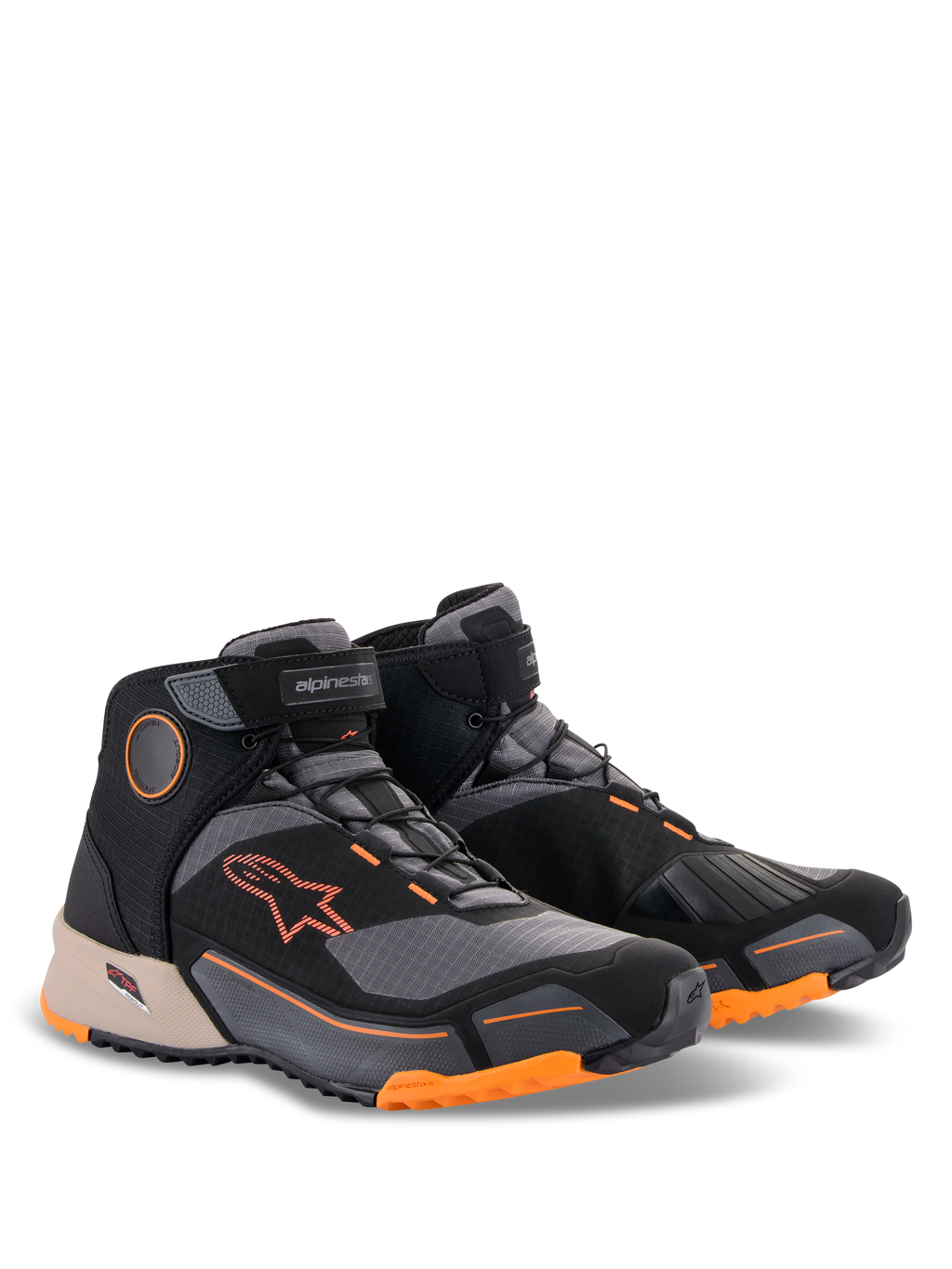 Alpinestars CR-X Drystar® mc-skor, svart, ljusbrun och orange, motorcykelskor med löparskodesign, orange logotyper och detaljer på sulan, ljusbrun häldetalj och mörkgrå paneler, sportiga körskor för alla väder.