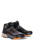 Alpinestars CR-X Drystar® mc-skor, svart, ljusbrun och orange, motorcykelskor med löparskodesign, orange logotyper och detaljer på sulan, ljusbrun häldetalj och mörkgrå paneler, sportiga körskor för alla väder.