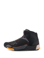 Alpinestars CR-X Drystar® motorskor i svart, ljusbrun och orange, profilvy, löparskoinspirerad design med en robust orange sula, vattentäta och ventilerande motorskor för väg- och stadskörning