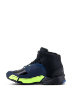 Alpinestars CR-X Drystar® motorcykelskor, körskor, svarta, mörkblå och neongula, sidoprofil med en löparskossilhuett, vattentätt Drystar®-membran, fluorescerande gula accenter på mellansulan, förstärkt tå och häl för skydd.