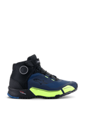 Alpinestars CR-X Drystar® motorcykelskor, körskor för motorcykel, svarta, mörkblå och neongula, atletisk design med svarta skosnören och kardborreband upptill, neongula detaljer på mellansulan med Drystar-logotyp, Alpinestars stjärnlogotyp på sidan, tekniska skor för stadskörning
